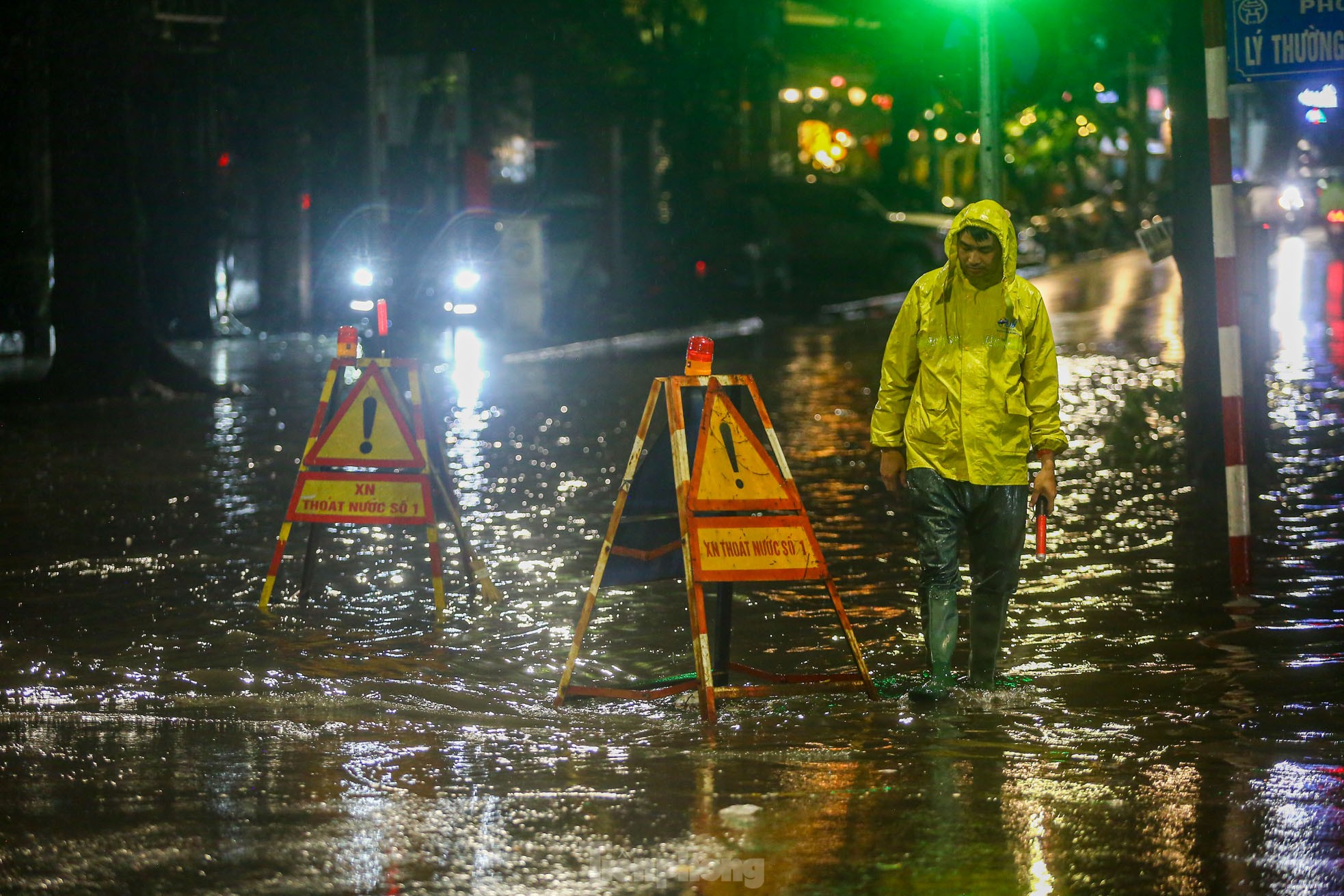 Mưa như trút nước, đường phố Hà Nội ngập sâu trong đêm ảnh 1