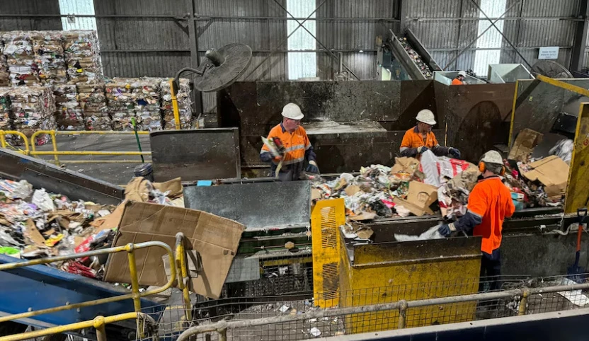 Một nhà máy tái chế rác điện tử ở Australia. Ảnh: ABC