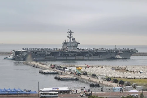 Tàu sân bay USS Theodore Roosevelt tới Busan. Ảnh: YONHAP