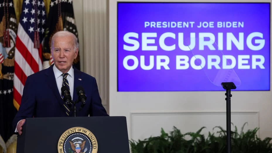 Tổng thống Mỹ Joe Biden tại buổi ký sắc lệnh hạn chế cấp quy chế tị nạn cho người nhập cư trái phép. Ảnh: REUTERS