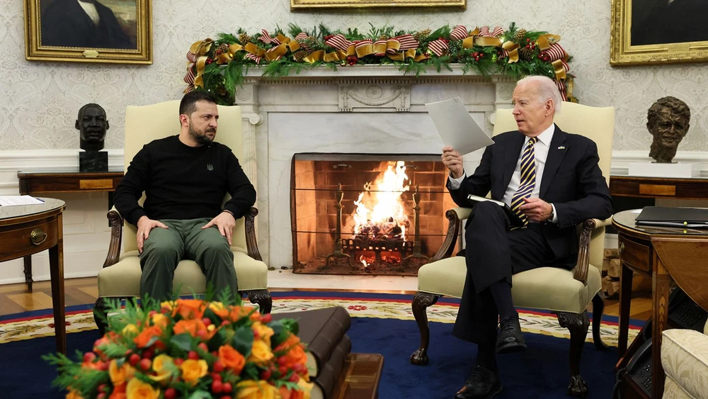 Tổng thống Joe Biden gặp Tổng thống Volodymyr Zelensky tại Nhà Trắng cuối năm 2023. Ảnh: REUTERS