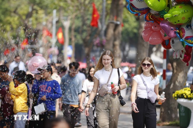 Năm 2025, du lịch Việt Nam phấn đấu đón từ 25 - 28 triệu lượt khách quốc tế - Ảnh 1.