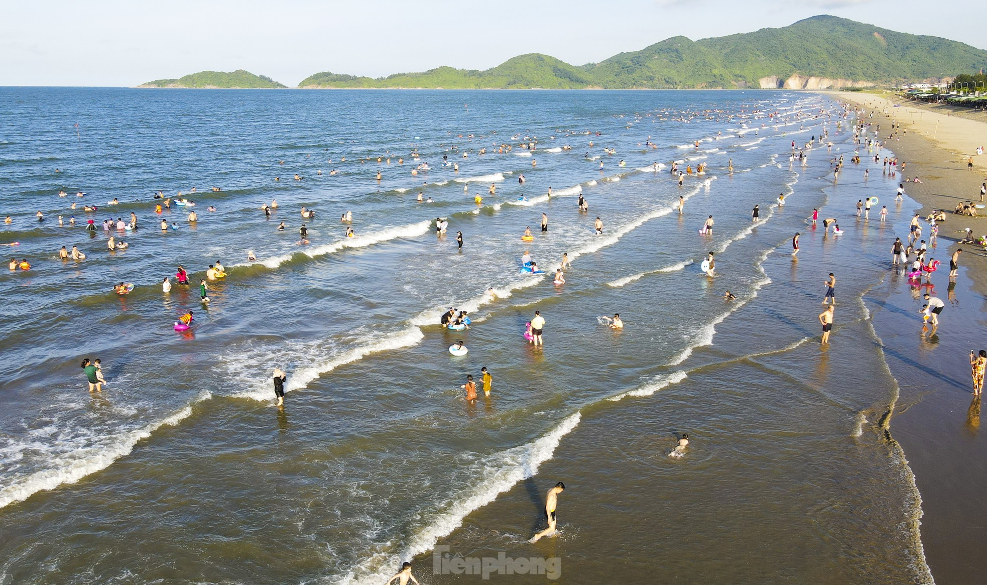 Nắng nóng, du khách đổ về biển Hà Tĩnh 'giải nhiệt' ảnh 1
