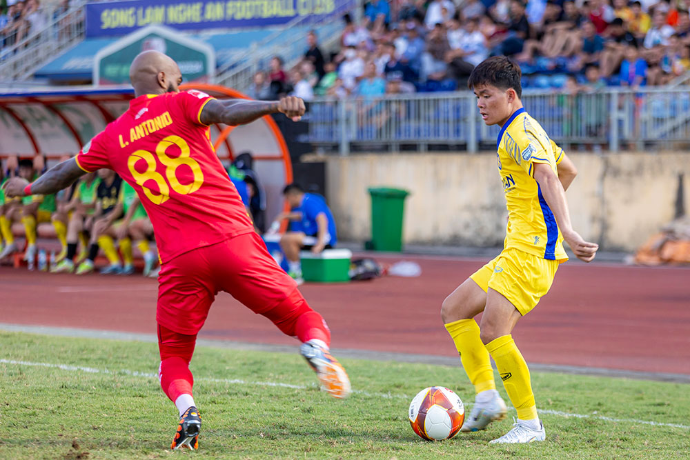 Lịch thi đấu, trực tiếp vòng 24 V-League hôm nay: Nảy lửa Quảng Nam đấu SLNA, trọng tài ngoại- Ảnh 1.