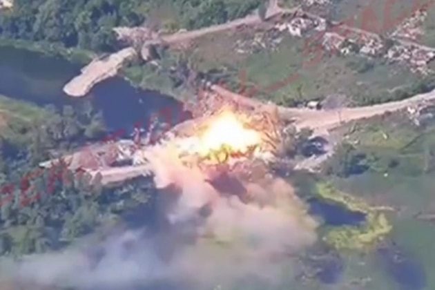 Thế giới - Nga không kích bằng bom dẫn đường, cây cầu chiến lược của Ukraine gãy làm đôi