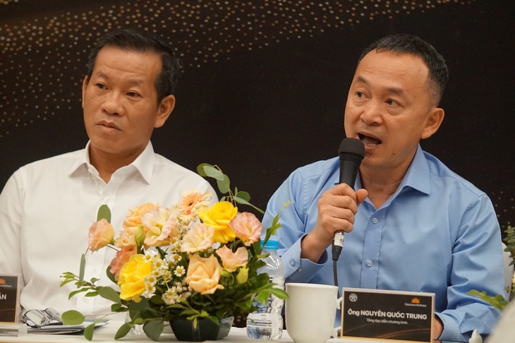 Nhạc sĩ Quốc Trung (phải) và đại diện Vietnam Airlines chia sẻ thông tin tại buổi họp báo - Ảnh: T.ĐIỂU
