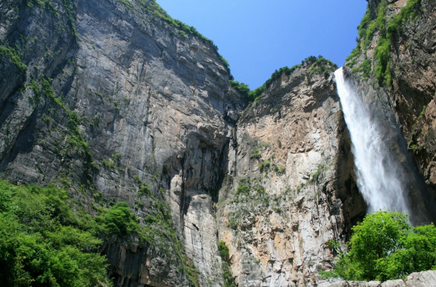 On a découvert qu'une célèbre cascade en Chine contenait de l'eau coulant d'un tuyau - Photo 1.