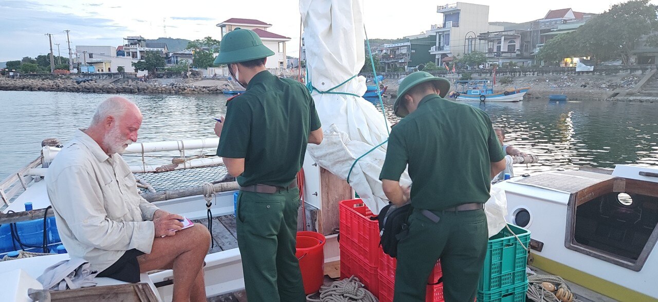 Ông Quinn Richard Anthony làm việc với bộ đội biên phòng - Ảnh: VĂN TÁNH