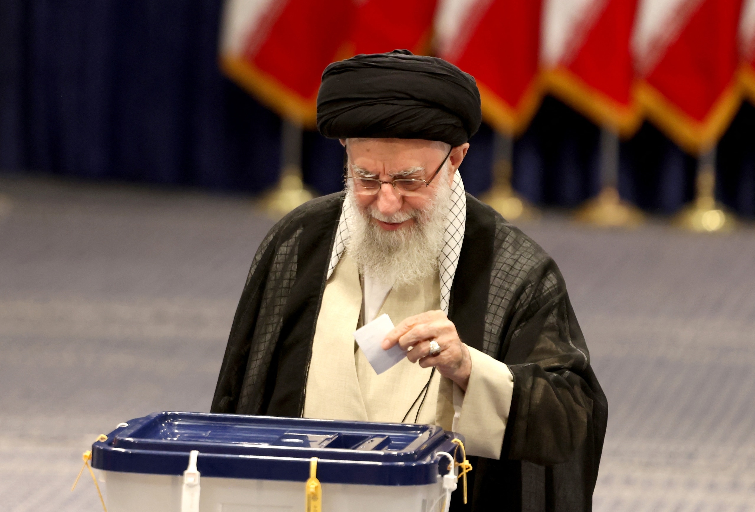 Người Iran bỏ phiếu tìm người kế nhiệm tổng thống qua đời do rơi trực thăng- Ảnh 1.