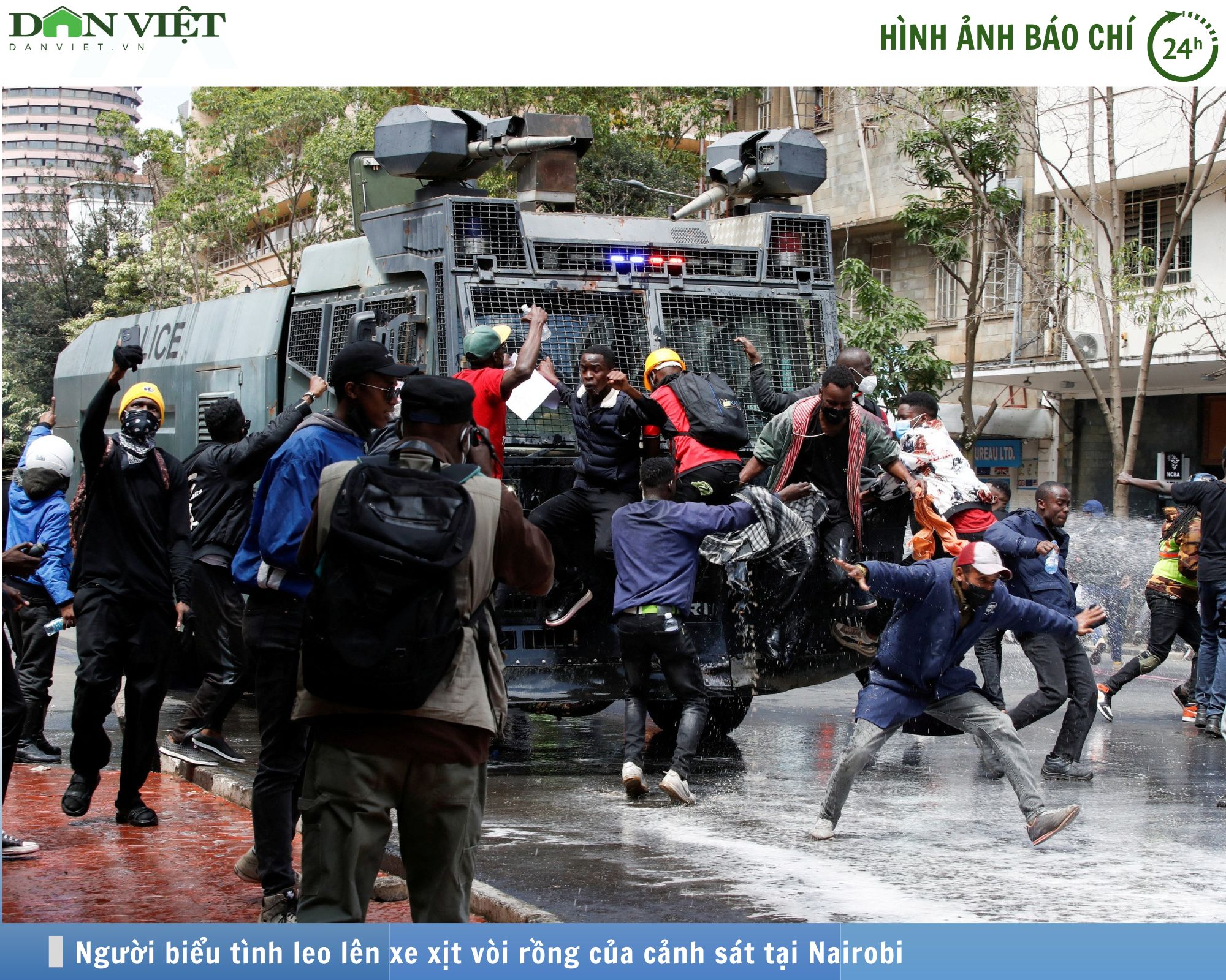 Hình ảnh báo chí 24h: Người biểu tình leo lên xe xịt vòi rồng, đốt phá nhà quốc hội ở Kenya- Ảnh 1.