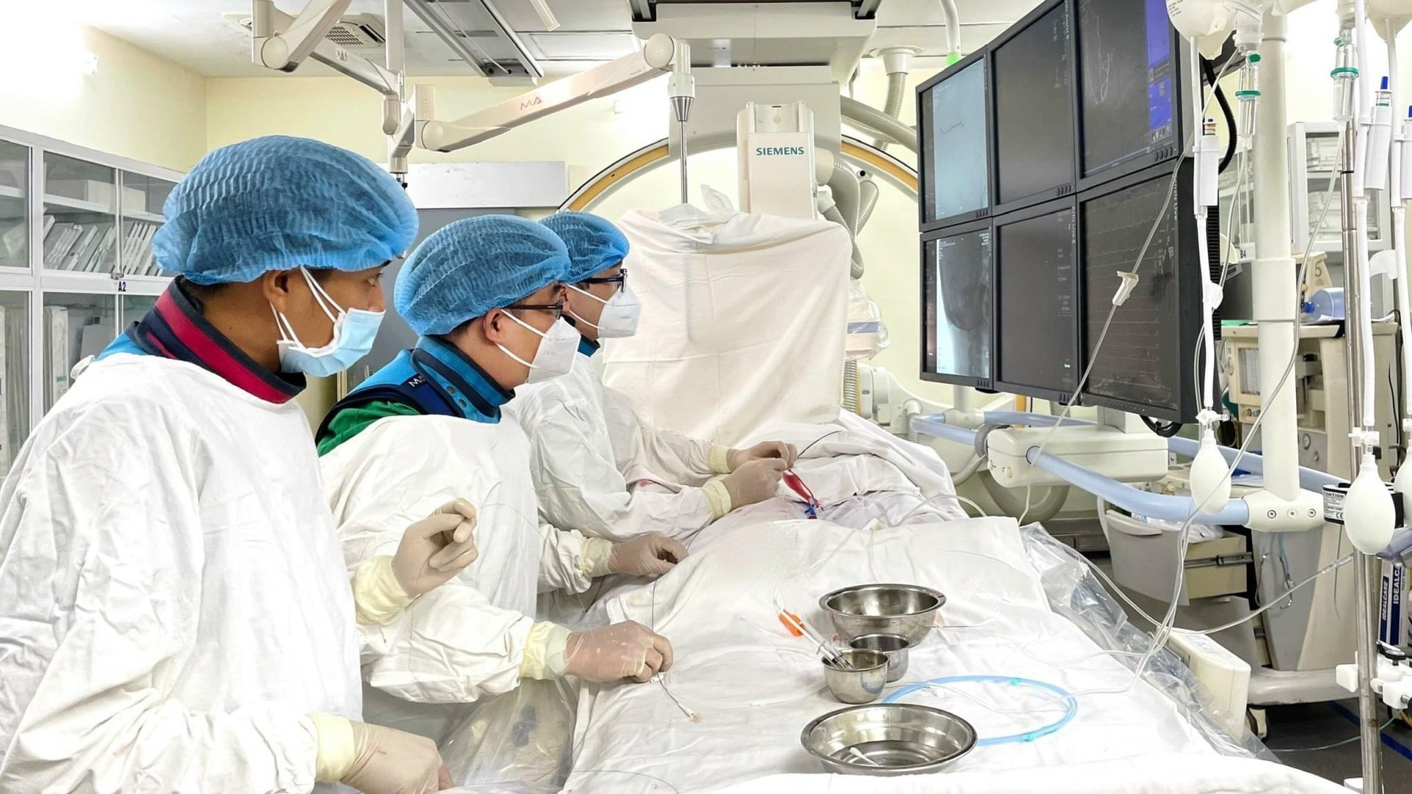 Gần 1 tiếng đồng hồ, ê kíp bác sĩ Bệnh viện Quân y 175 (TP.HCM) đã cứu sống bệnh nhân 35 tuổi bị đột quỵ nguy kịch sau giác hơi - Ảnh: Bệnh viện cung cấp