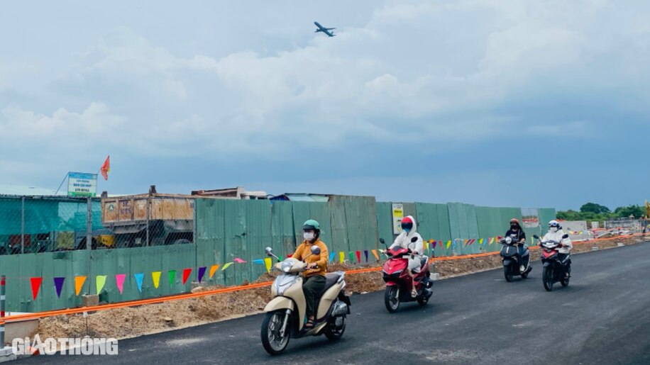 Người đi đường ngỡ ngàng khi thấy rõ máy bay cất cánh từ Tân Sơn Nhất- Ảnh 1.