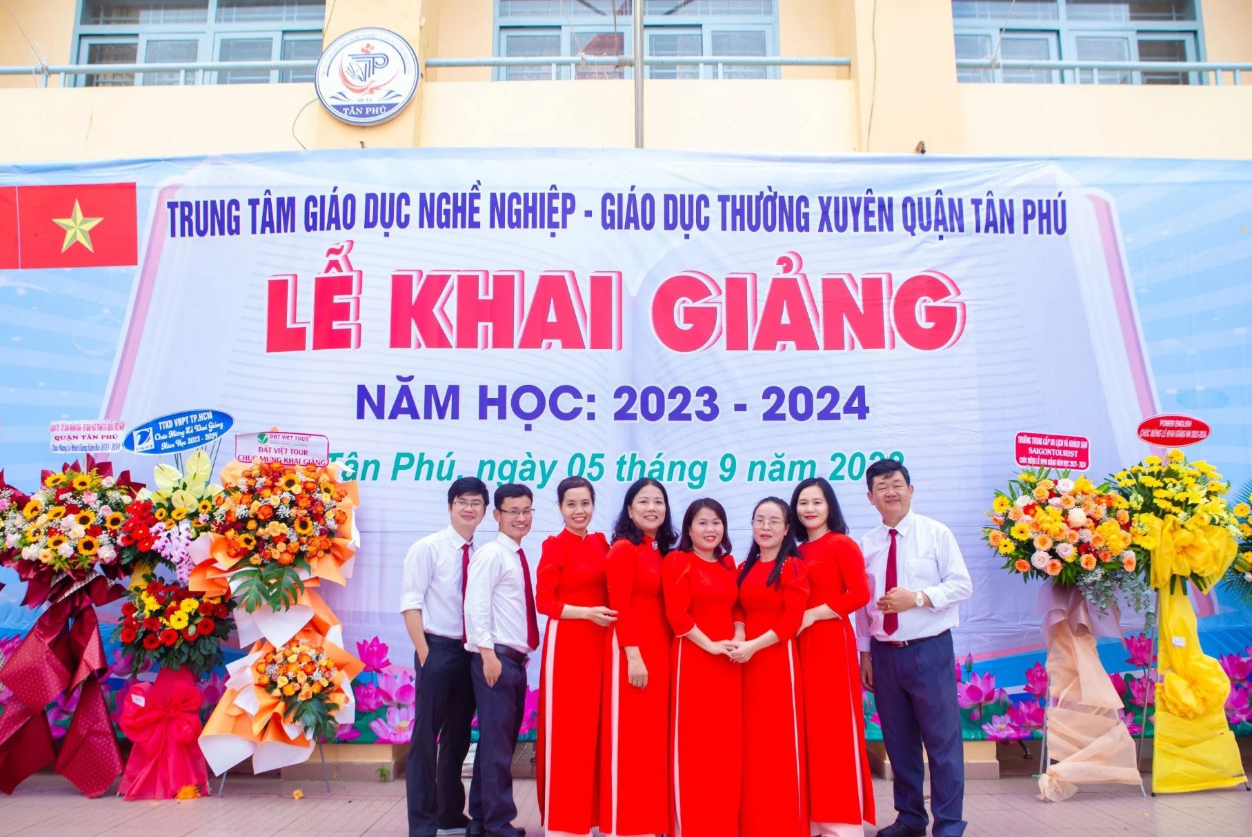 Cô Lê Thị Trúc (thứ tư từ trái sang) cùng đồng nghiệp trong ngày khai giảng tại Trung tâm GDTX quận Tân Phú (Ảnh do nhân vật cung cấp)
