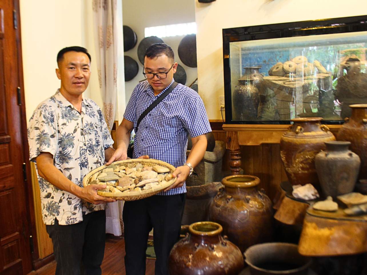 Anh Huỳnh Đăng Hiền (bên trái) hiện đang sở hữu bộ sưu tập với hơn 3.000 hiện vật. Ảnh: Lê Nguyên
