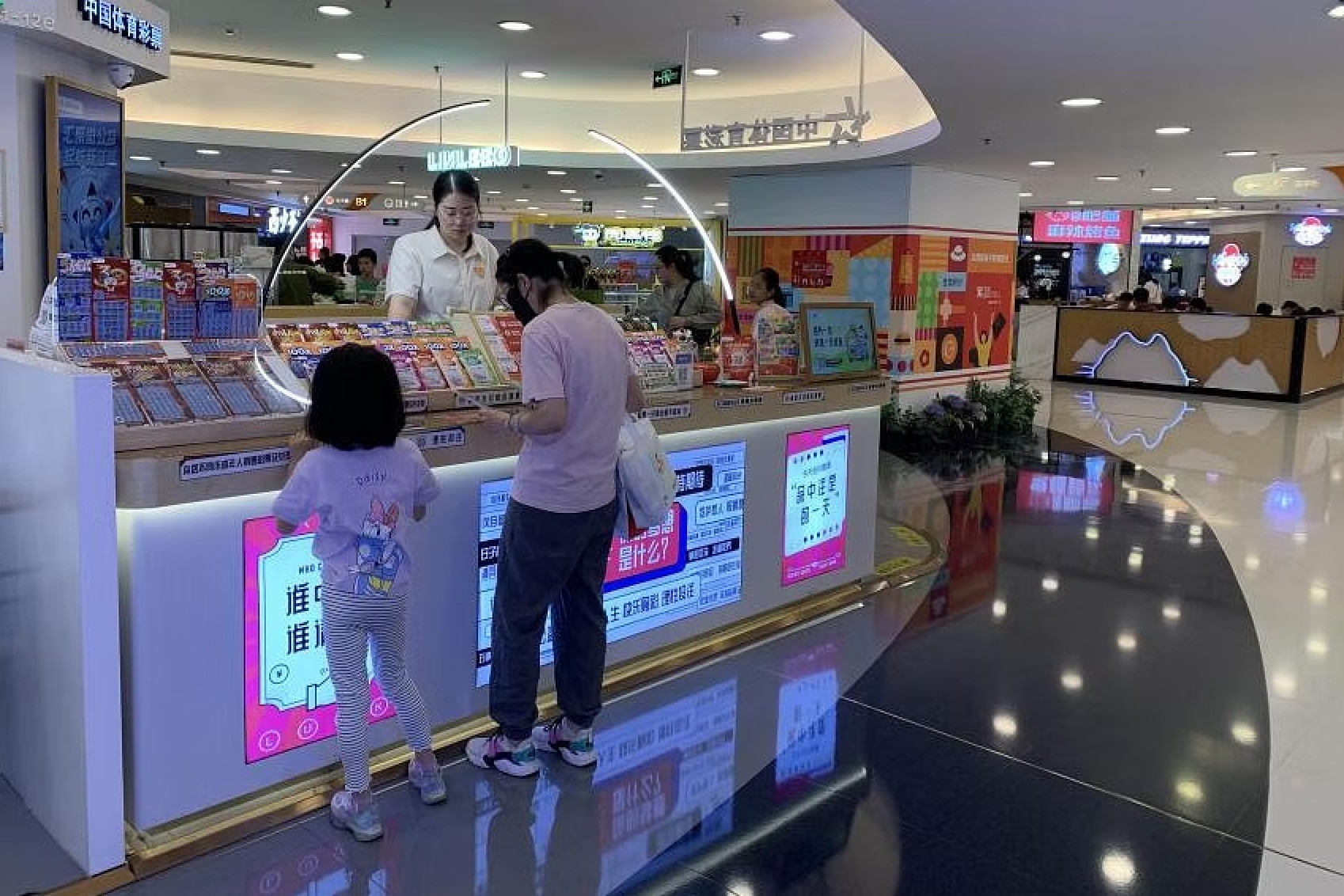 Gian hàng bán xổ số tại một trung tâm thương mại ở Trung Quốc - Ảnh: THE STRAITS TIMES