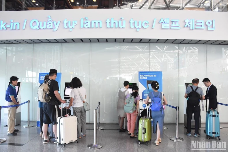 Nhà ga quốc tế Đà Nẵng đưa hệ thống quầy tự gửi hành lý vào hoạt động ảnh 1