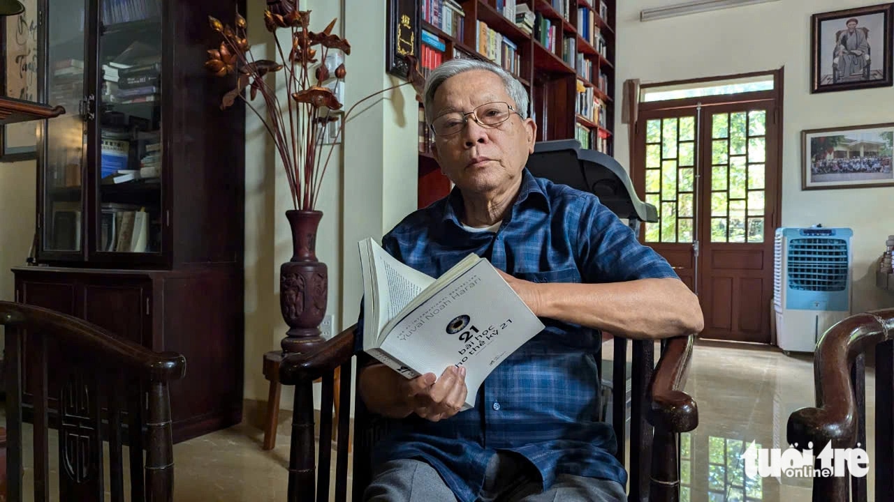 Nhà thơ Nguyễn Khoa Điềm chia sẻ với Tuổi Trẻ Online về việc bài thơ Đất Nước được đưa vào đề thi văn tốt nghiệp THPT 2024 - Ảnh: NHẬT LINH