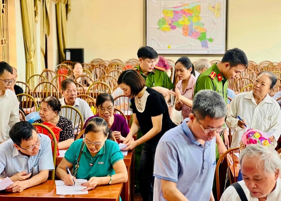 Người dân huyện Phúc Thọ được cán bộ UBND các xã, thị trấn hỗ trợ giải quyết thủ tục hành chính.