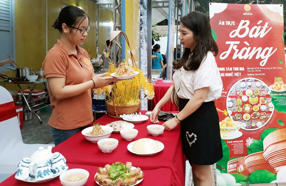 Giới thiệu ẩm thực Hà Nội tại Festival Thu Hà Nội 2023. Ảnh: Hoài Nam