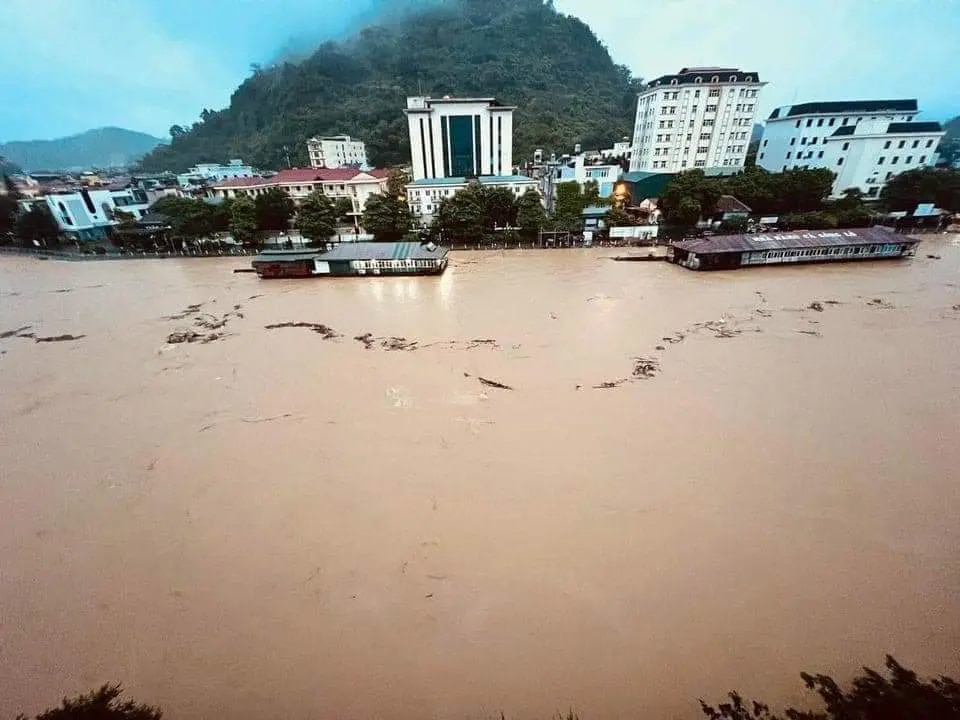 Nhiều nơi ở Hà Giang bị chia cắt do ngập lụt, sạt lở- Ảnh 1.