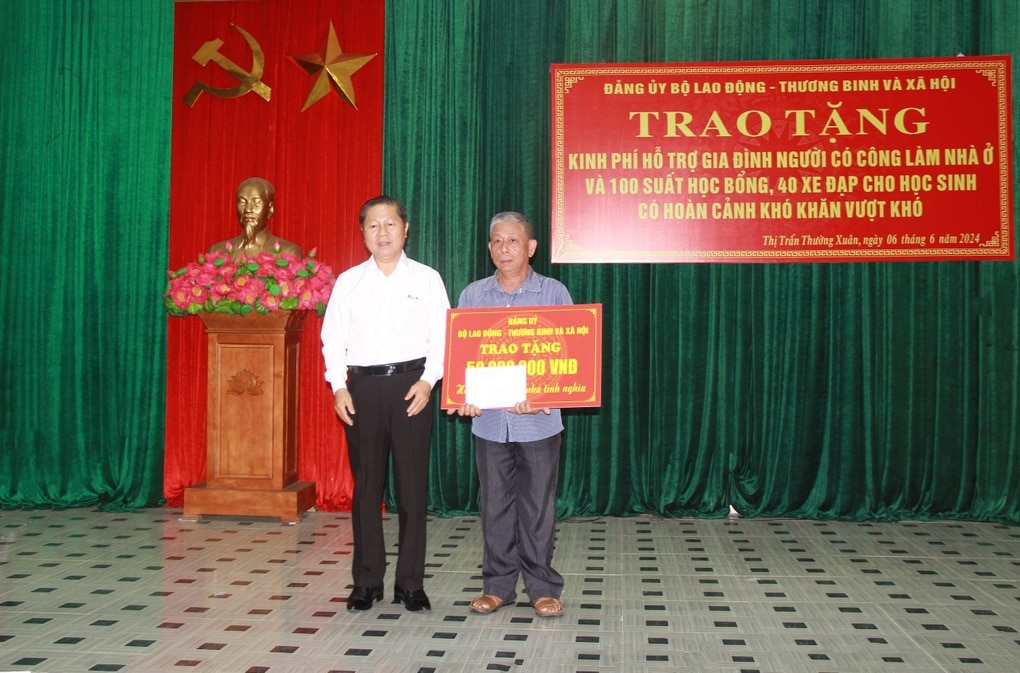 Nhiều phần quà tặng người có công, học sinh huyện miền núi Thanh Hóa - 5