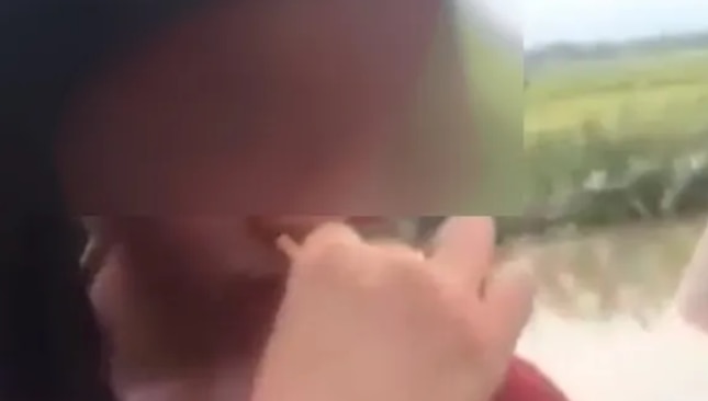 Nữ sinh lớp 6 bị đánh, ép hút thuốc, sau đó bị lột đồ - Ảnh cắt từ clip