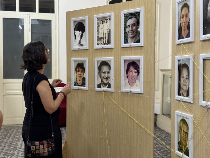 Người xem triển lãm dùng cuộn len để kết nối những thế hệ khác nhau trong cùng một gia đình - Ảnh: MINH KHÔI