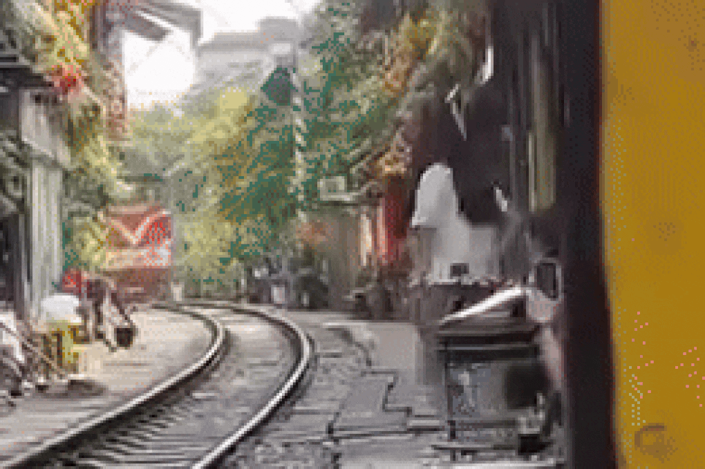 Nữ du khách lao ra đường ray khi tàu hỏa đến ở phố cà phê đường tàu Hà Nội - 1