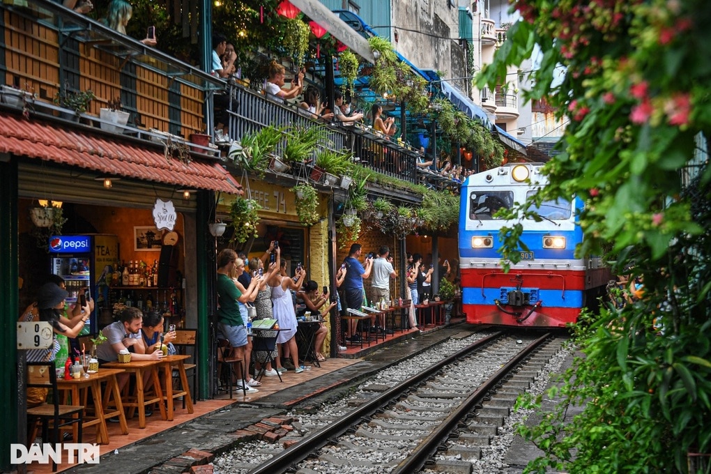 Nữ du khách lao ra đường ray khi tàu hỏa đến ở phố cà phê đường tàu Hà Nội - 2