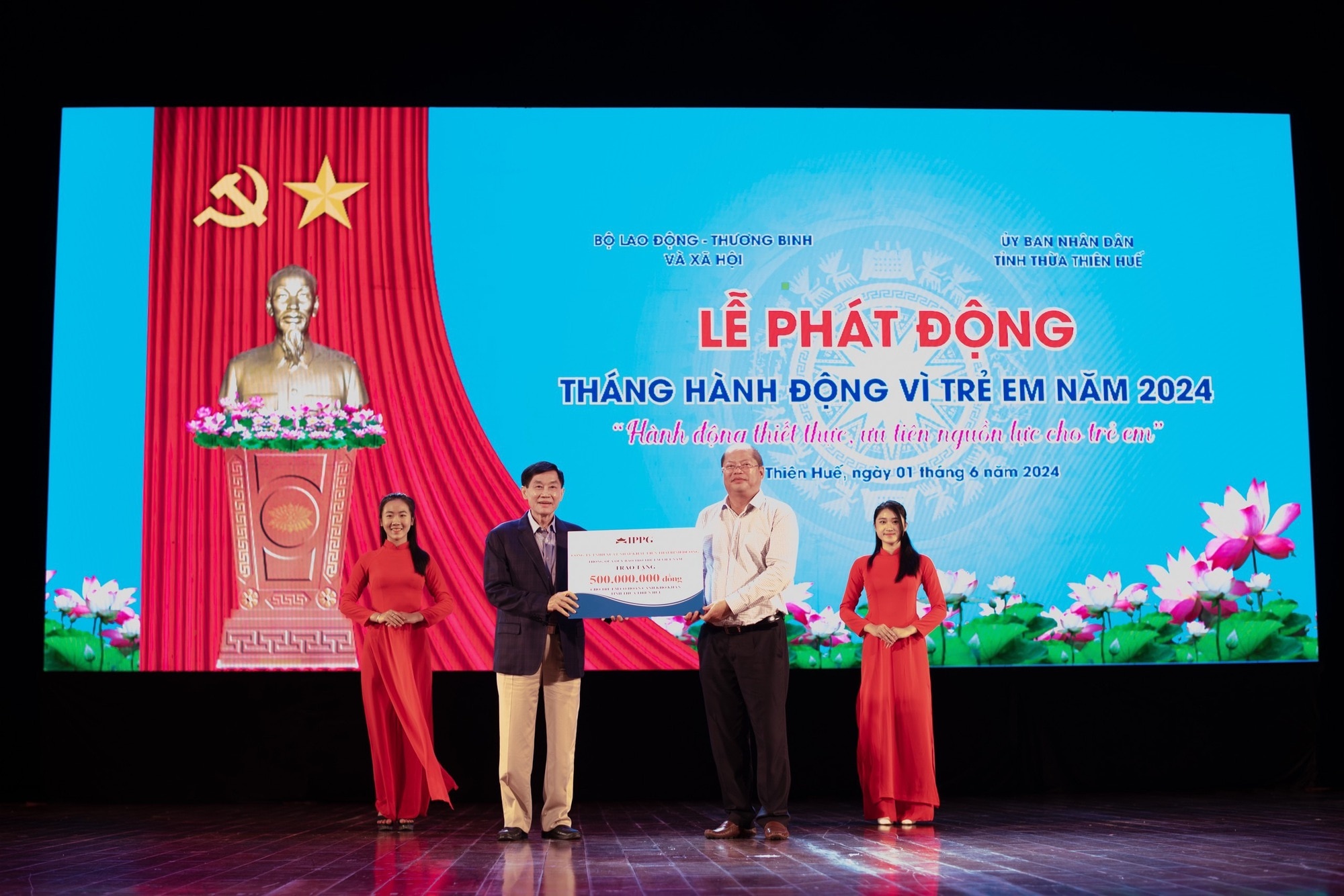 Ông Johnathan Hạnh Nguyễn mang tiền “vợ thưởng” đi bảo trợ trẻ em- Ảnh 1.