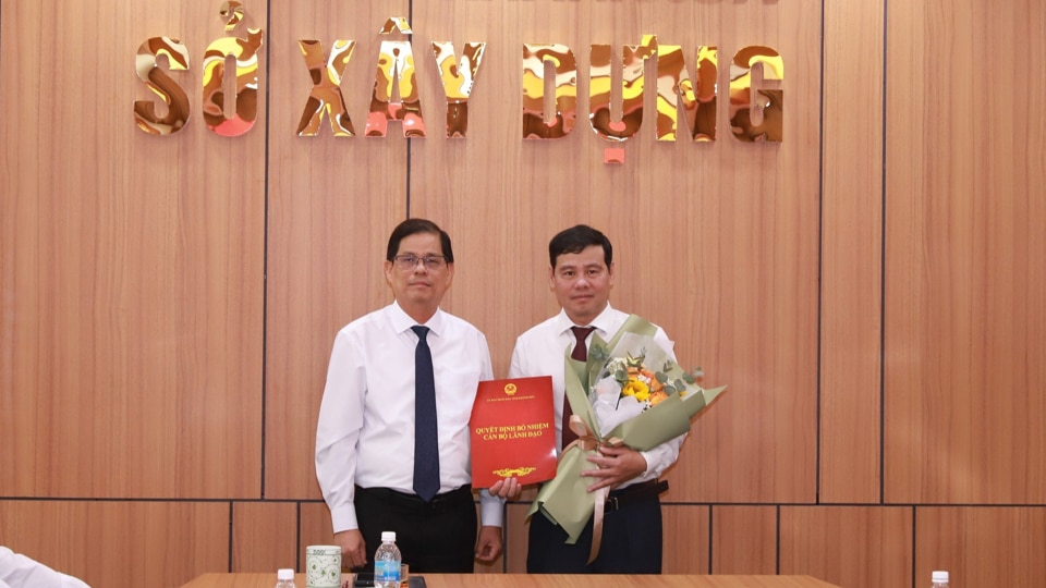 Ông Nguyễn Tấn Tuân trao quyết định của UBND tỉnh Khánh Hòa bổ nhiệm ông Trần Văn Châu giữ chức Giám đốc Sở Xây dựng. (Ảnh: Trung Nhân)