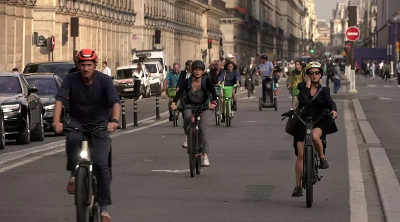 Làn đường dành cho xe đạp được mở rộng ở Paris. Ảnh: EURONEWS
