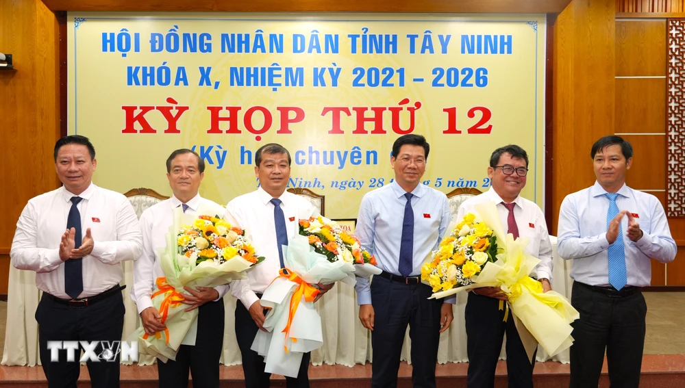 Ông Nguyễn Hồng Thanh (thứ 2, từ trái sang) được bầu giữ chức vụ Phó Chủ tịch UBND tỉnh Tây Ninh nhiệm kỳ 2021-2026. (Ảnh: Minh Phú/TTXVN)