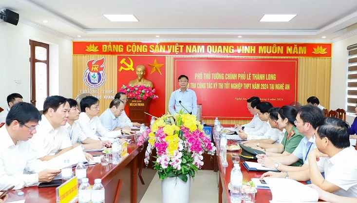 Phó Thủ tướng Lê Thành Long kiểm tra công tác chuẩn bị Kỳ thi tốt nghiệp THPT năm 2024 tại Nghệ An ảnh 1
