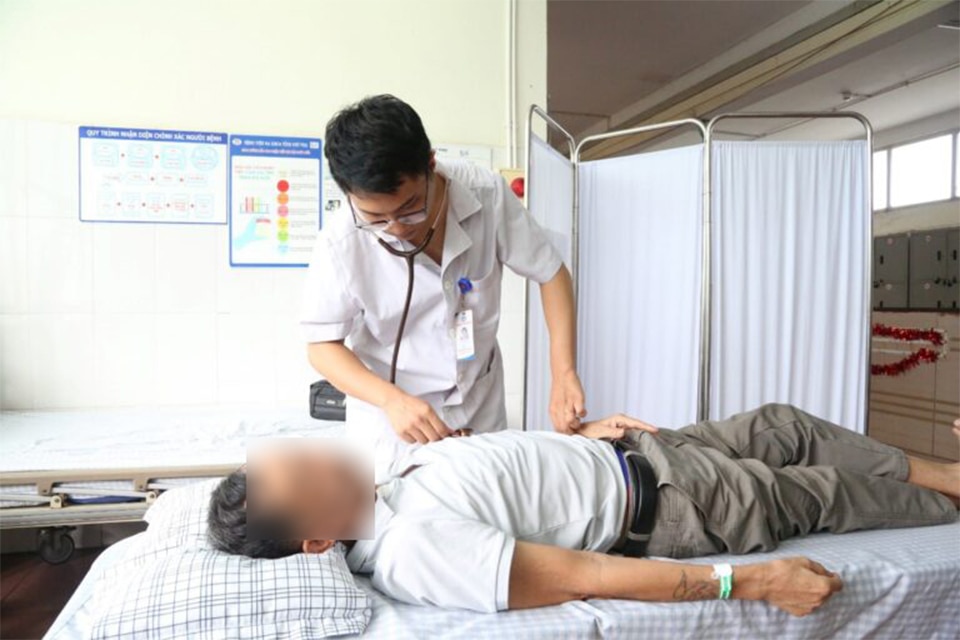 Bác sĩ Bệnh viện Đa khoa Phú Thọ kiểm tra sức khỏe cho người bệnh bị nhiễm trùng đường tiêu hóa.