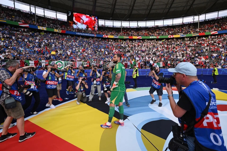 Các cầu thủ tuyển Ý nhận lại sự chỉ trích từ CĐV đội nhà - Ảnh: REUTERS