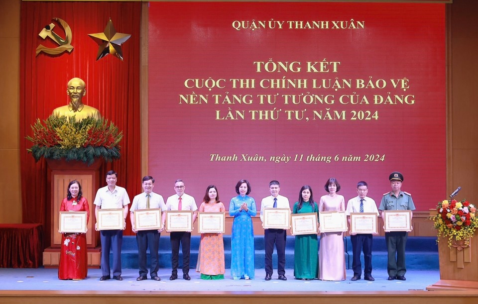 Ủy viên Ban Thường vụ Thành ủy, Bí thư Quận ủy Thanh Xuân Bùi Huyền Mai trao khen thưởng cho các tập thể có tác phẩm xuất sắc 