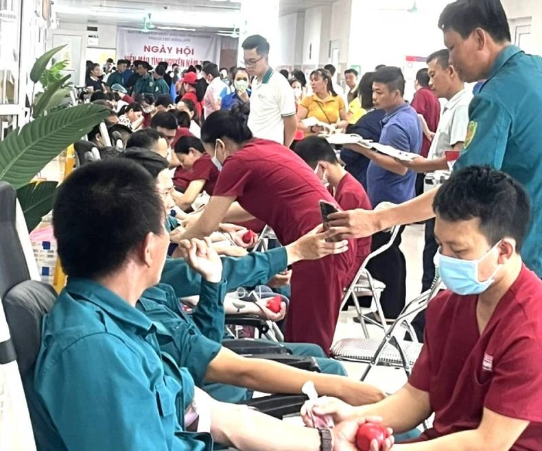 Quảng Bình tiếp nhận gần 900 đơn vị máu trong ngày khai mạc chương trình Hành trình đỏ năm 2024 ảnh 1