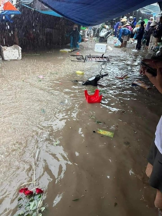 Quảng Ninh mưa như trút nước, ô tô xe máy 'bơi' trên đường ảnh 2