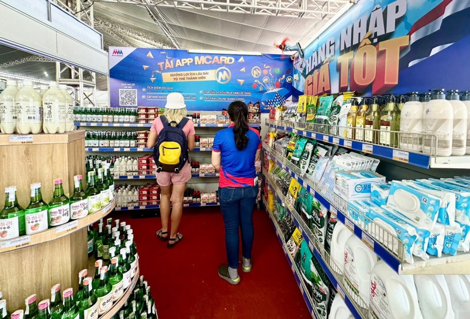 Quầy hàng Mega Market hút khách tại Lễ hội du lịch biển Nha Trang 2024- Ảnh 1.
