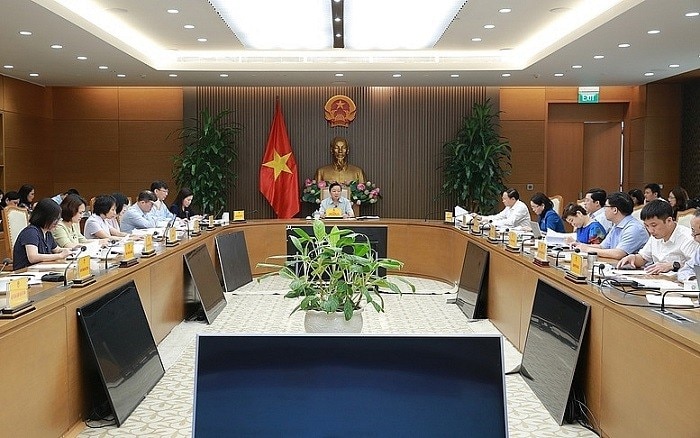 Sáng 21/6, Phó Thủ tướng Trần Hồng Hà chủ trì cuộc họp rà soát, hoàn thiện dự thảo Nghị định quy định về giá đất. (Nguồn: VGP)