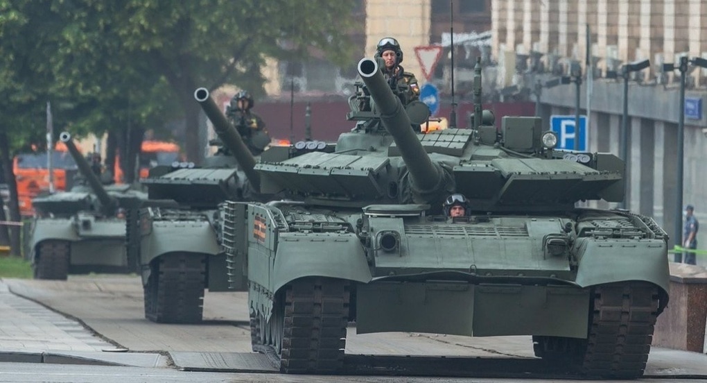 Rộ video xe tăng triệu USD của Nga phát nổ sau khi trúng đạn từ Ukraine - 2