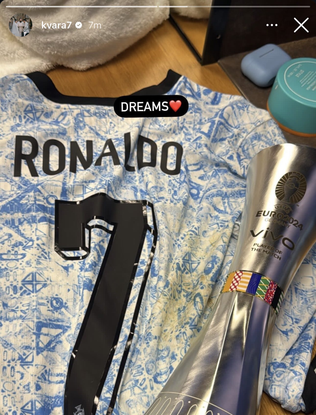 Kvaratskhelia khoe chiếc áo xin được từ Ronaldo sau trận đấu - Ảnh: X