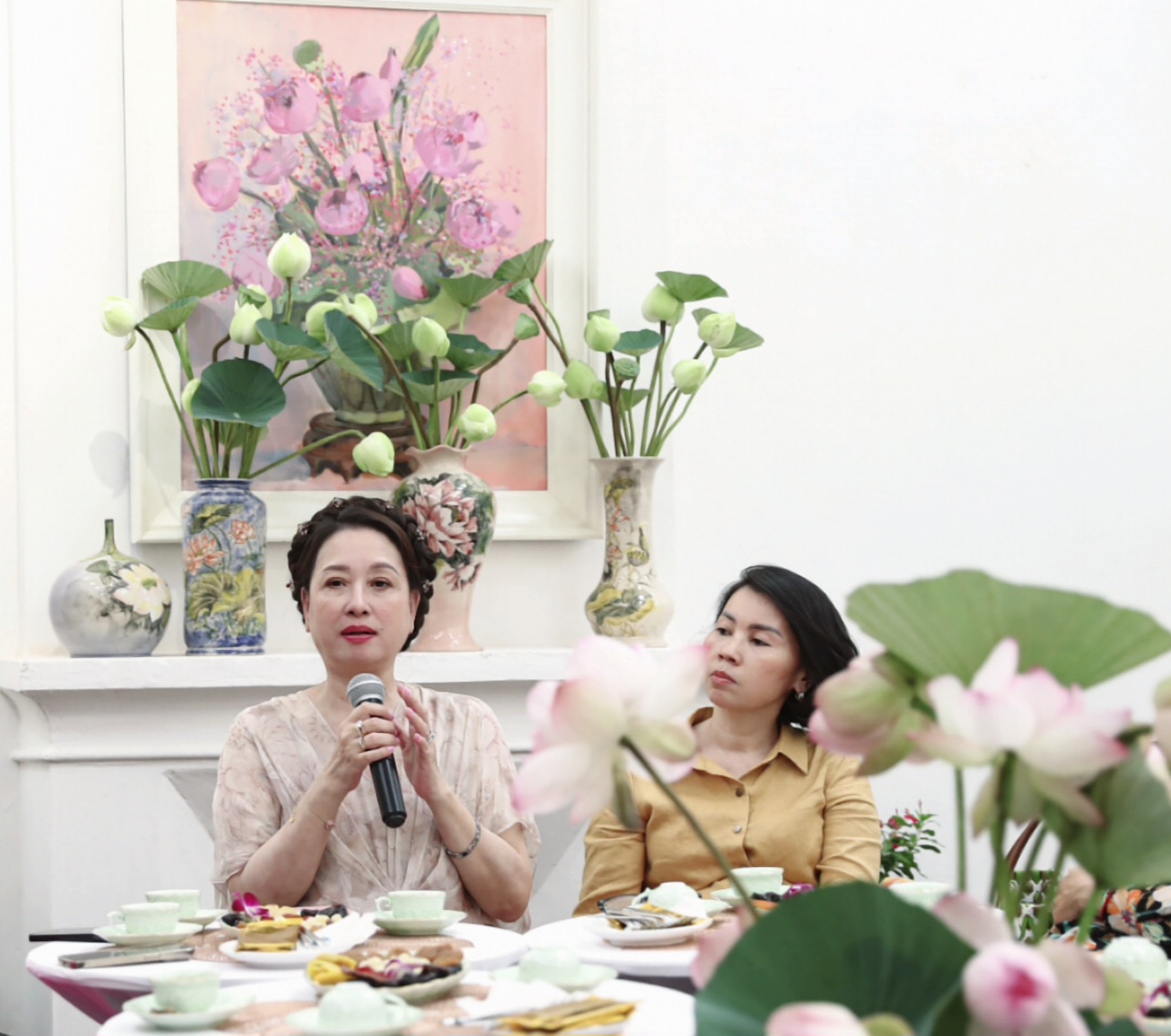 Nhà sưu tập Thúy Anh (trái) đã tổ chức buổi trò chuyện về hoa sen trong văn hóa Việt nhân khai mạc triển lãm Hồng sen: Paris - Hà thành mùa tháng 6 - Ảnh: SƠN TÙNG