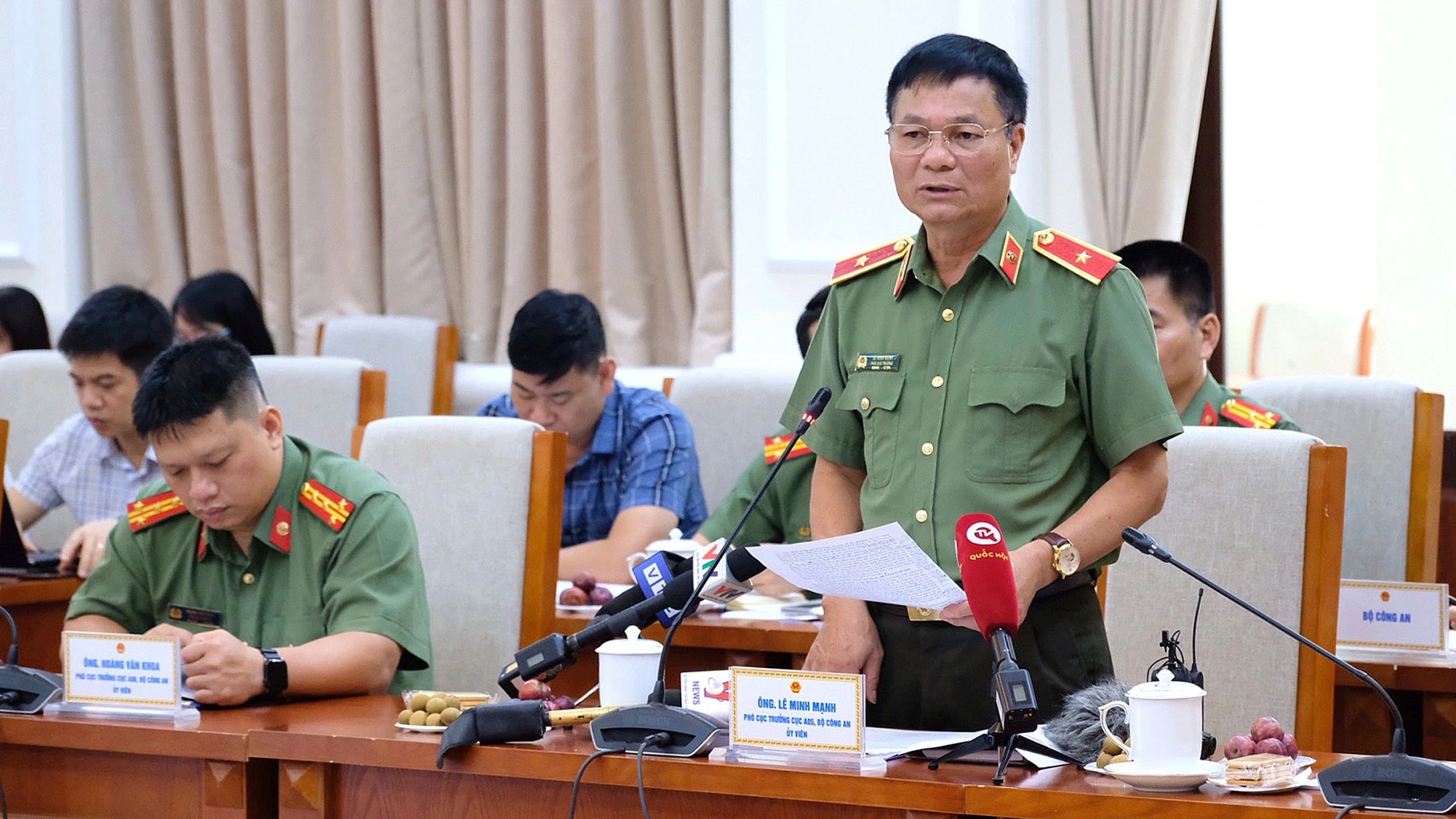 Thiếu tướng Lê Minh Mạnh - phó cục trưởng Cục A05, Bộ Công an - trao đổi tại hội nghị trực tuyến - Ảnh: NGUYÊN BẢO