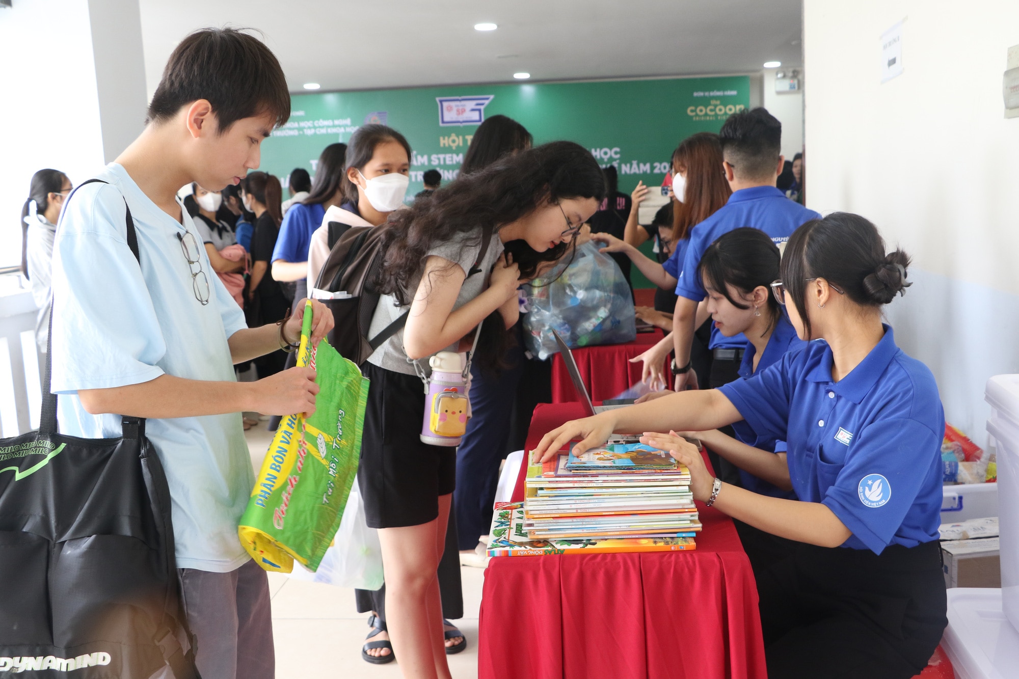 Các bạn trẻ mang sách báo cũ đến tham gia lễ phát động hưởng ứng Ngày Môi trường thế giới (5-6) và Tháng Hành động vì môi trường năm 2024 - Ảnh: BÌNH MINH