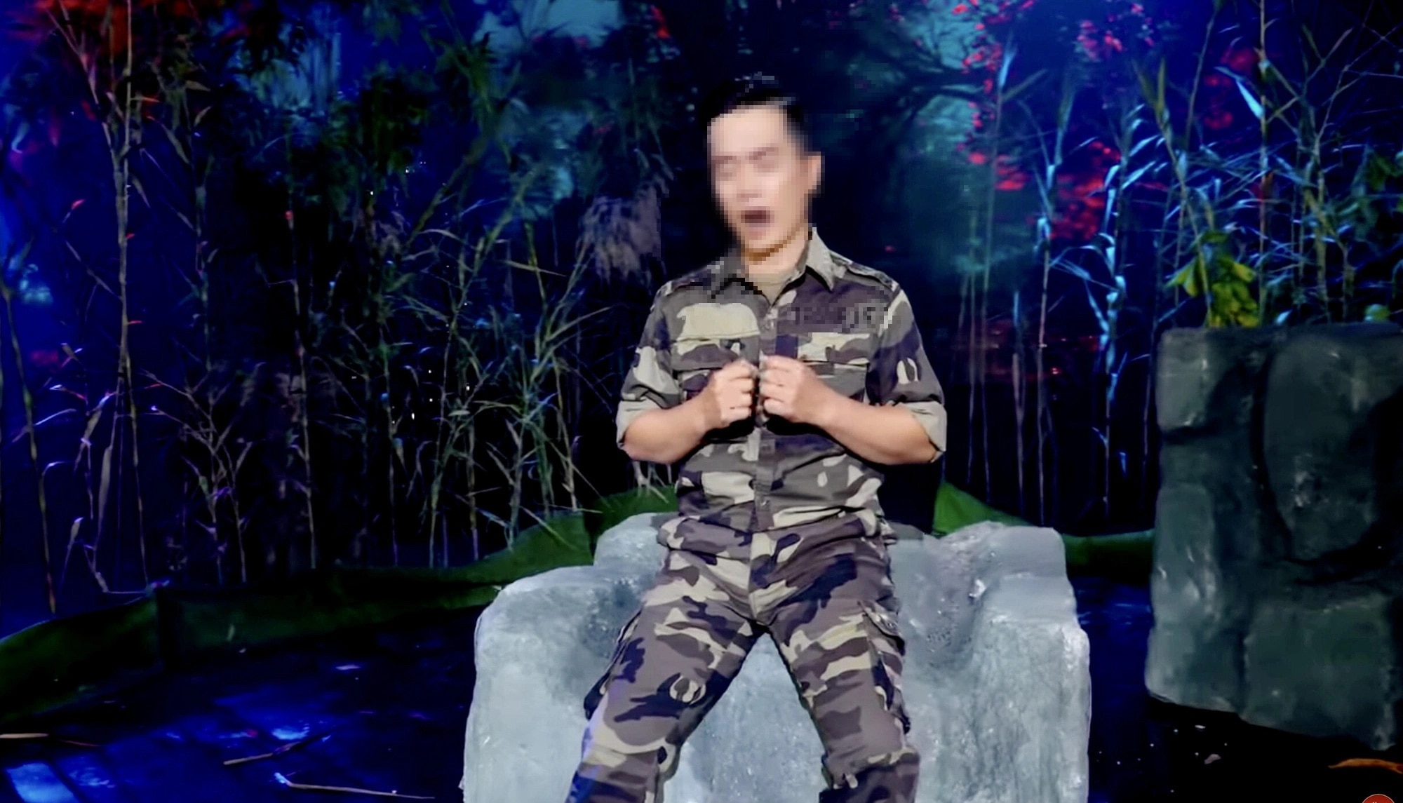 Ca sĩ mặc áo lính được khán giả cho là nhạy cảm đăng trên YouTube - Ảnh chụp màn mình
