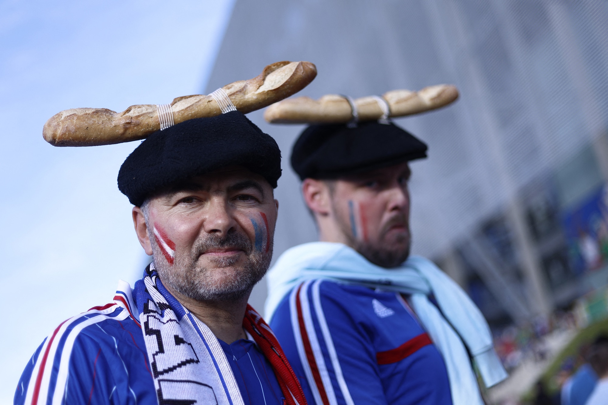 Cổ động viên tuyển Pháp đội nón có bánh mì baguette trước trận đấu với Áo ở sân vận động Duesseldorf Arena - Ảnh: AFP