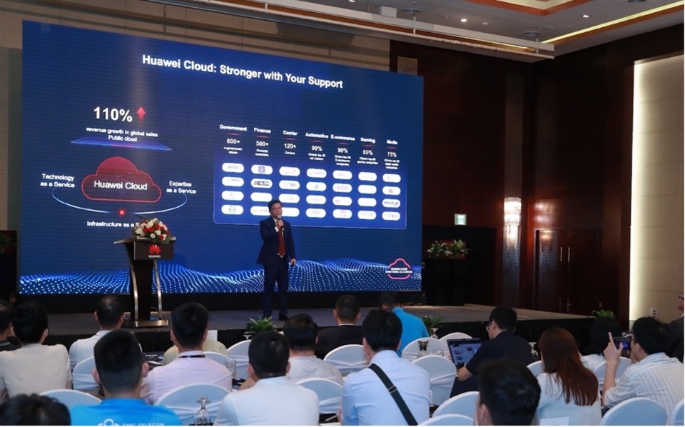 Giám đốc Phát triển Kinh doanh và Công nghiệp Huawei Cloud APAC, Andy Jin  chia sẻ tại sự kiện.