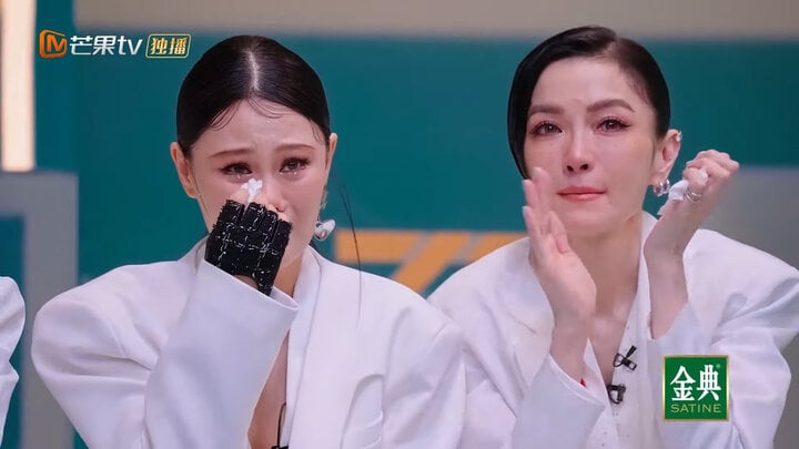 Dàn nghệ sĩ Trung Quốc khóc khi xem Suni Hạ Linh biểu diễn. (Ảnh: chụp màn hình)